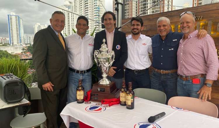 La codiciada copa del torneo Interclub de Golf de Apagolf. Cortesía