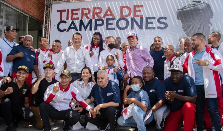 La familia del boxeo en el anuncio del proyecto Foto:Pandeportes