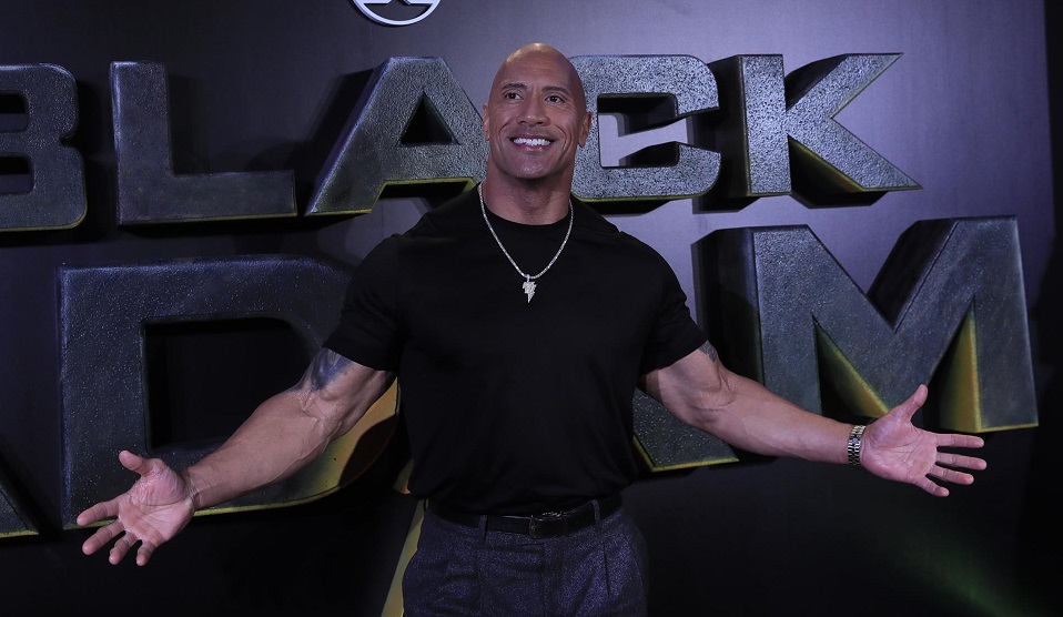El actor estadounidense Dwayne Johnson posa en la presentación de la película 'Black Adam'. EFE/Fernando