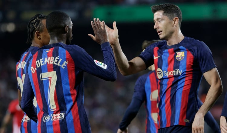 El delantero francés del FC Barcelona Ousmane Dembélé (7) celebra con su compañero Robert Lewendowski (d) el primer gol el gol marcado al Athletic Club. Foto:EFE 