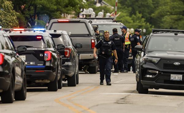 Oficiales de policía permanecen en la escena de un tiroteo en Estados Unidos. Foto: Archivo