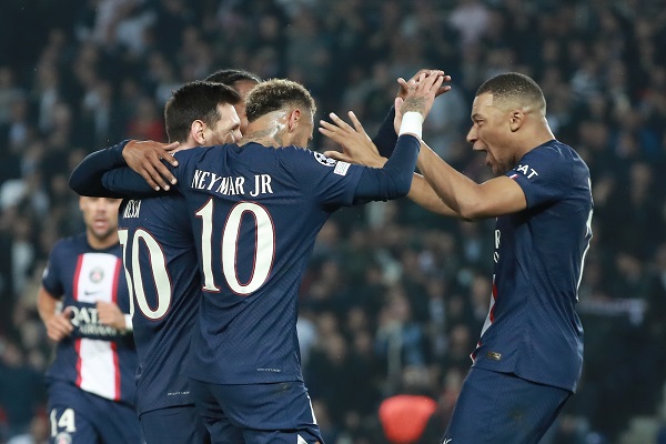 Lionel Messi, Neymar (10) y Kylian Mbappé del PSG festejan la goleada. Foto: EFE