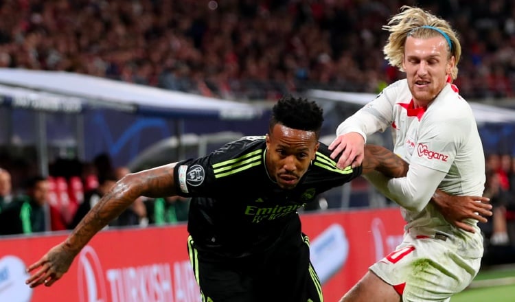 Emil Forsberg de RB Leipzig (der.) disputa el balón ante Eder Militao de Real Madrid en su juego de la Champions. Foto:EFE