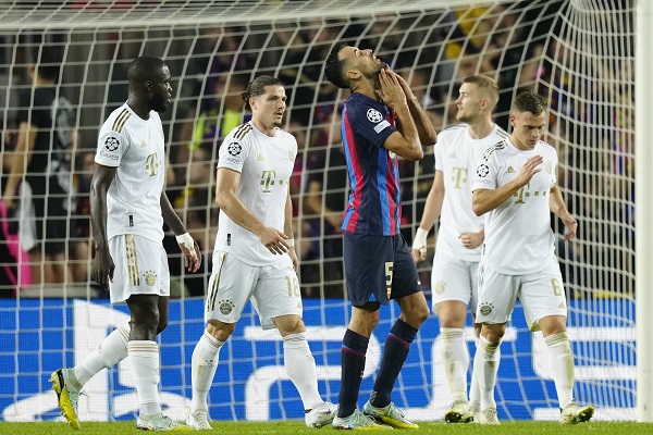 El centrocampista del FC Barcelona Sergio Busquets (c) se lamenta durante el partido de la fase de grupos de la Liga de Campeones ante el Bayern Munich. Foto:EFE
