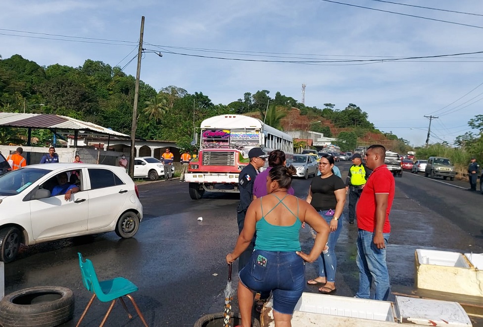 Ellos quieren una respuesta contundente del Idaan, porque no pueden estar sin agua potable. Foto: Diomedes Sánchez