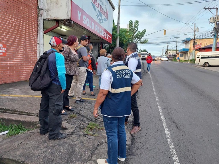 En piqueras de rutas internas de La Chorrera, también se evidenciaron largas filas. Foto: Eric A. Montenegro