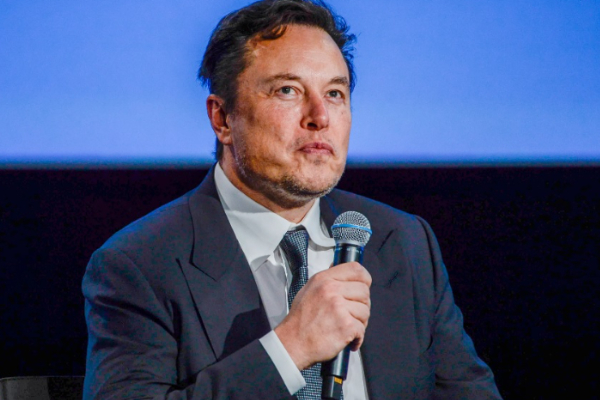 Elon Musk entra en la sede de Twitter con un lavamanos | Panamá América