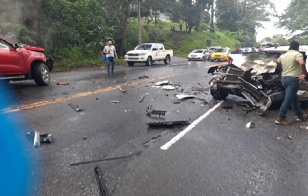 La camioneta, color dorado, quedó con toda la parte frontal destrozada, en este vehículo, quedó atrapado un hombre, el cual minutos después se decretó su deceso.Foto. Diomedes Sánchez