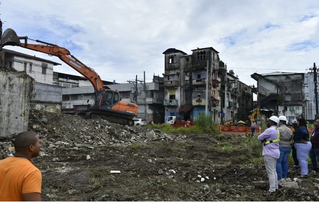 La demolición se efectúa en coordinación con la Gobernación y la alcaldía colonense. Foto: Diomedes Sánchez 