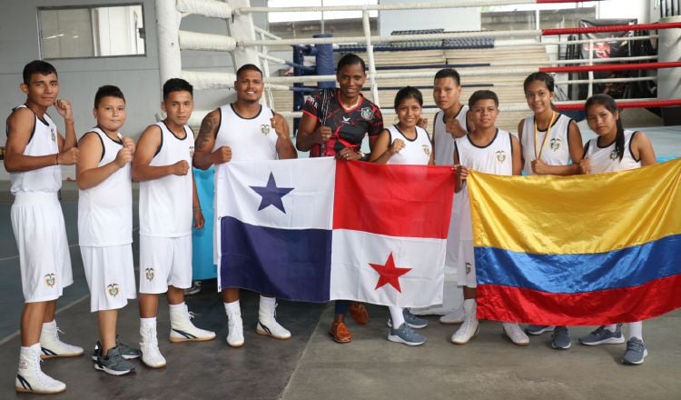 Aheyna Bylon (cent.) junto a los jóvenes colombianos. Foto: Cortesía