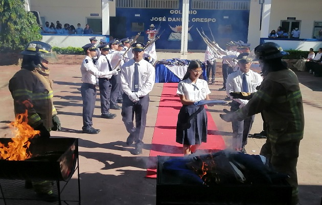 La Gobernación de la provincia distinguió como portadores de las banderas a miembros de los clubes cívicos, estudiantes distinguidos del plantel educativo en talento, oratoria y valores, docentes, así como directores de entidades. Foto. Thays Domínguez