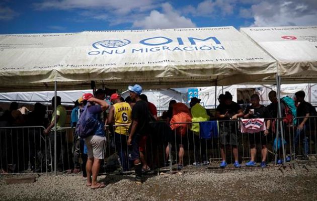 Cientos de migrantes hacen fila en una estación de recepción migratoria (ERM) de San Vicente (Panamá). Archivo