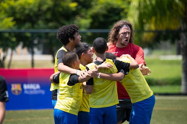 Carles Puyol tuvo un partido con niños panameños. Foto: Cortesía