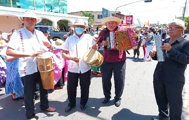Por ser el primer desfile de artistas que ejecutan el acordeón fue muy lucido, sorprendiendo a la comunidad santiagueña. Foto. Melquiades Vásquez