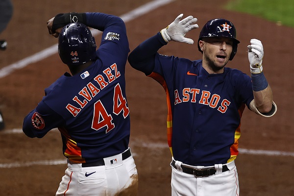 Alex Bregman (der.) festeja con Yordan Álvarez su cuadrangular. Foto: EFE