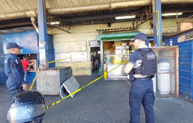 Una mujer resultó herida en la espalda mientras esperaba un bus en la Terminal de Colín. Foto. Diomedes Sánchez 