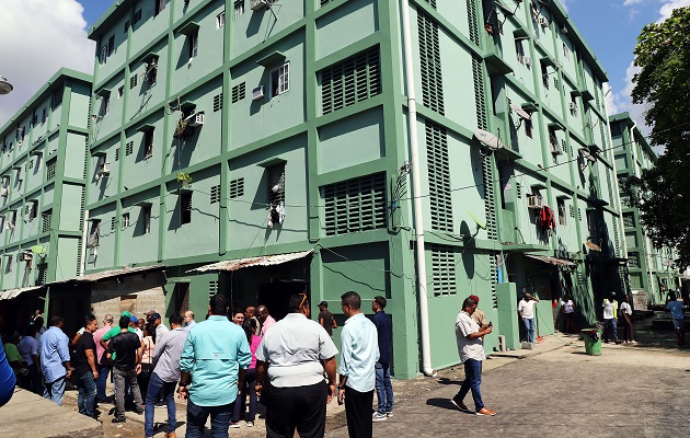 Entre los trabajos realizados figuran el suministro e instalación de bajantes pluviales y el  reemplazo de portones de los edificios. Foto: Alcaldía