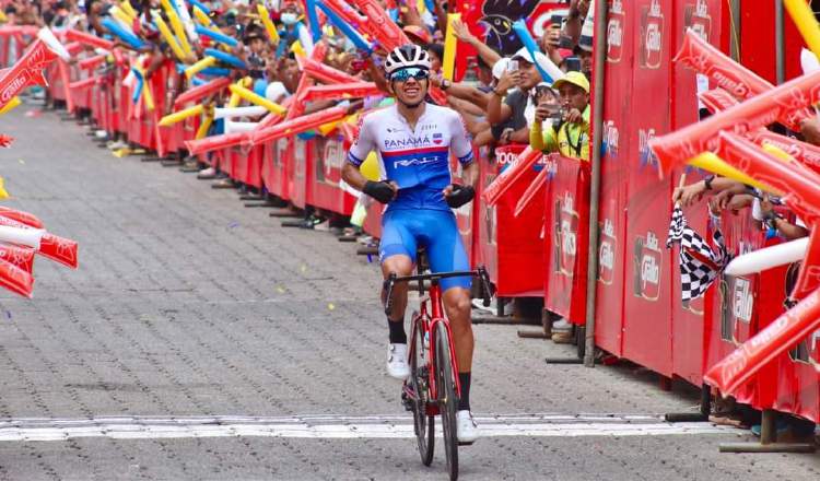 El panameño Franklin Archibold cruza la meta en Guatemala. Foto: Fepaci