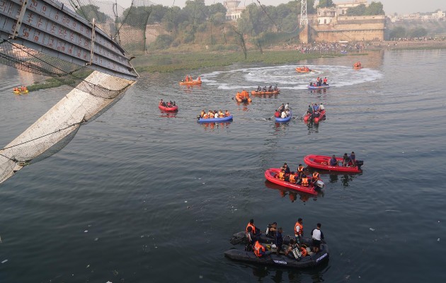 Tragedia en la India, colapsa puente histórico. Foto: EFE