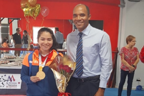 Daniela Rodríguez con la medalla de oro y Martín Peterson. Foto: Cortesía Daniela Rodríguez con la medalla de oro y Martín Peterson. Foto: Cortesía