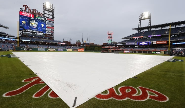 Una lona cubre el campo del Citizens Bank Park en Filadelfia.  Foto: EFE