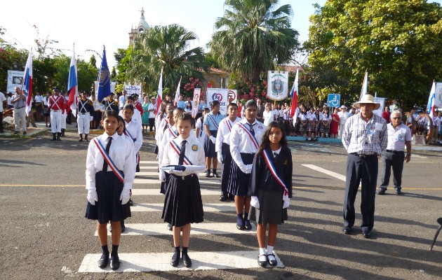 Estudiantes, docentes, directivos, padres de familias e invitados especiales asistieron al acto especial dedicado a los difuntos. Foto / Melquiades Vásquez A.