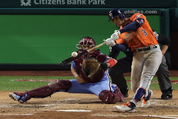 El dominicano Jeremy Peña de los Astros conecta cuadrangular ante los Filis . Foto:EFE