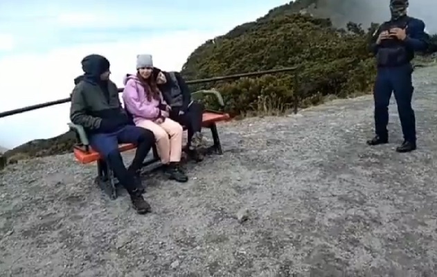 Los ocho excursionistas en el camino hacia la cima del volcán empezaron a presentar problemas de salud. Foto. MiAmbiente