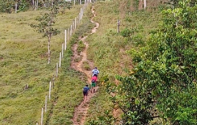 Para llegar a esta comunidad de difícil acceso, se debe tomar lancha con motor fuera de borda y hay que caminar unas cuatro horas para llegar a esta zona. Foto. Diomedes Sánchez