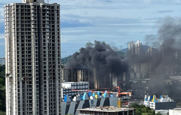 Los camisas rojas evacuaron el edificio Z-5. Foto: Bomberos