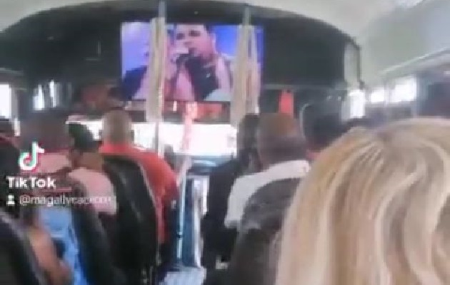 En el video, de 2 minutos 48 segundos, se escucha la voz de una pasajera, quien reiteradamente solicita al conductor bajar el volumen de la música reproducida por los parlantes del autobús desde una pantalla de televisión.