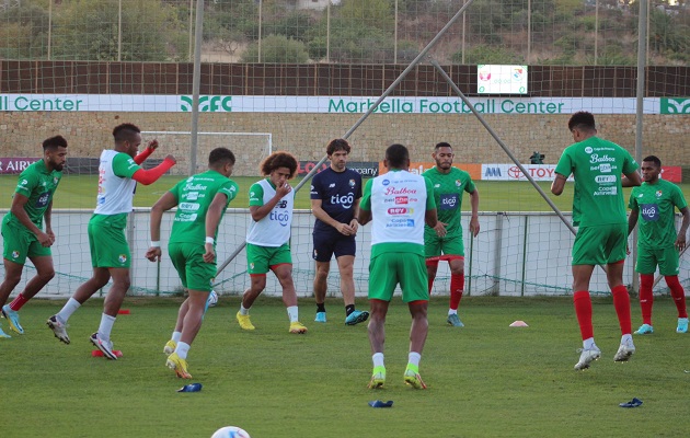 Panamá durante el calentamiento para el partido ante Catar. Foto: Fepafut