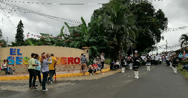 Tras los actos protocolares, en el que participaron las autoridades locales, inició el desfile bajo una pertinaz lluvia, que no detuvo a las delegaciones invitadas. Foto. Thays Domínguez