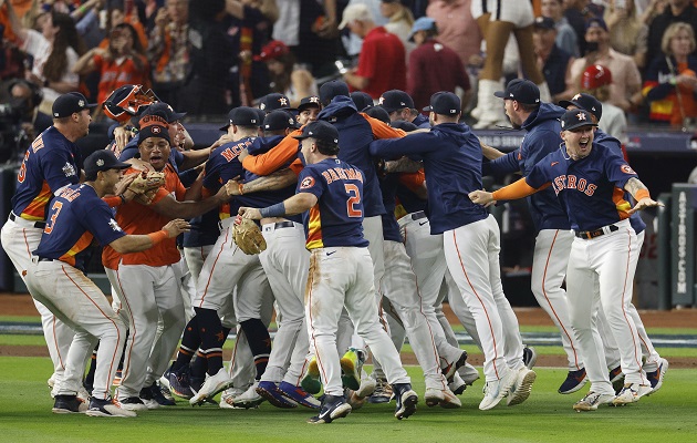 Los Astros le ganaron la batalla a los Filis. Fotos: EFE