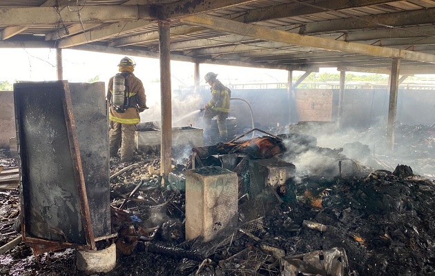 Vistas de la azotea en la que se originó el incendio de Los Libertadores. Foto: Bomberos