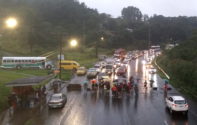 Esta vía amaneció incomunicada para quienes se dirigían hacia la ciudad de Colón. Foto / Diómedes Sánchez.