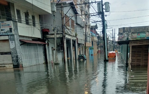 La basura que se arroja directamente al sistema pluvial contribuye a las inundaciones. Foto / Diómedes Sánchez.