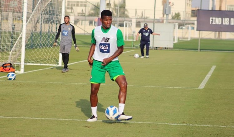 El defensa central Fidel Escobar en los entrenamientos. Foto:Fepafut