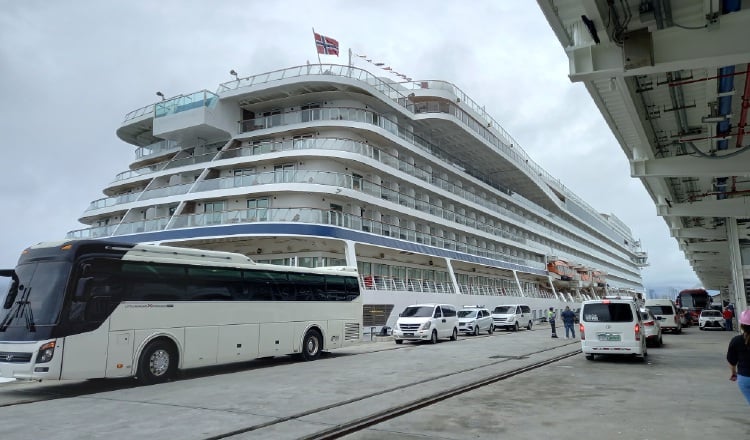 La logística para recibir a los visitantes se realiza en forma directa en el muelle. Todavía el edificio de la terminal, de 10,800 metros cuadrados no está operativo.  Foto: Francisco Paz