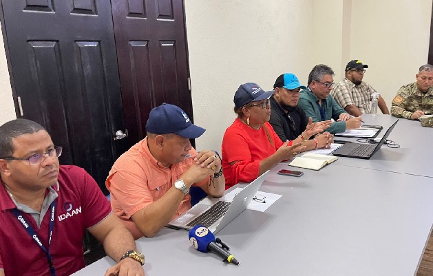 Equipo Interinstitucional brinda un informe de avances y acciones que se implementarán en Isla Colón y en diversas áreas del distrito con la declaración del Estado de Emergencia Ambiental para atender la demanda de agua afectada por la falta de lluvia. Foto. Idaan