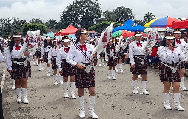 En la provincia de Chiriquí los estudiantes lucieron sus mejores galas. Foto. José Vásquez