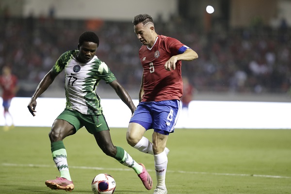 Bryan Oviedo de Costa Rica (rojo)  disputa un balón con Daniel Bameyi de Nigeria. Foto: EFE