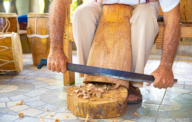 Eligio Tejedor en plena faena de fabricar un tambor. Foto: Mides