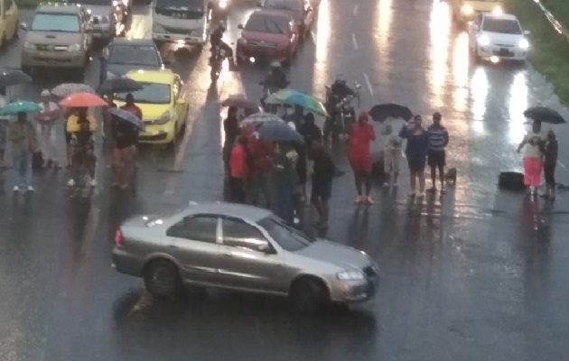 La comunidad de Nueva Providencia viene enfrentando, desde hace meses, la falta de agua, por lo que en varias ocasiones han procedido con cerrar la carretera Panamá-Colón. Foto. Archivo