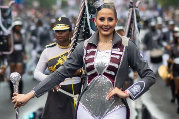 Erika Moreno se inspiró en el traje típico de Ana Luisa König, Miss Universo Chile, para crear su uniforme. Foto:  Bandnews / @bandnews507