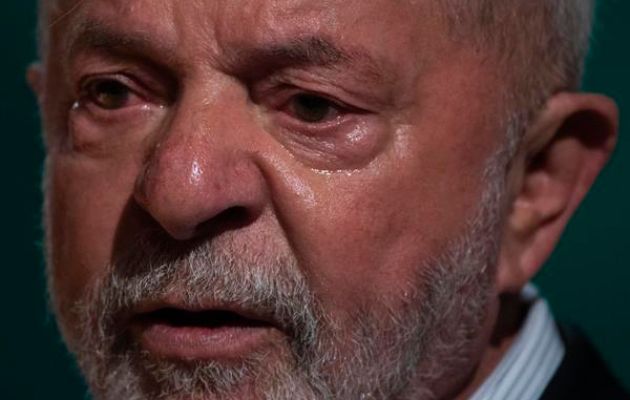 El presidente electo, Luiz Inacio Lula da Silva, habla y se ve con lágrimas en los ojos durante una reunión con parlamentarios. Foto: EFE