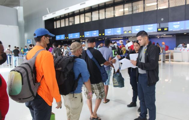 El SNM trasladó a los migrantes hasta el Aeropuerto Internacional de Tocumen. Foto: Cortesía