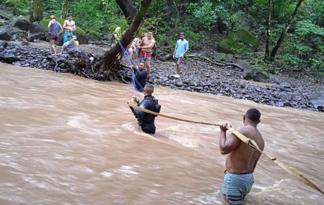 Los organismos de seguridad y socorro le reiteran a la población no acudir ni cruzar ríos y quebradas durante la temporada lluviosa. Foto. Proteger y Servir