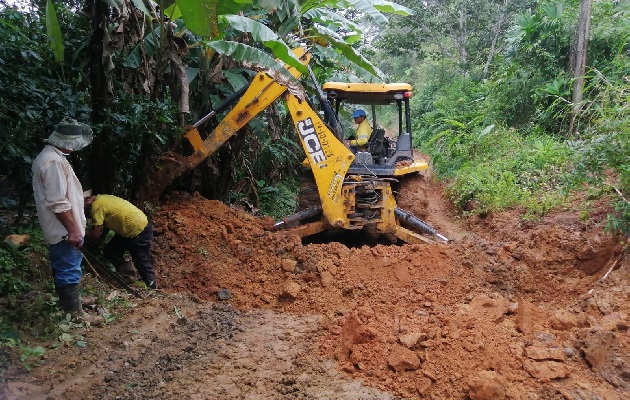 Equipo de mantenimiento de la entidad llegó a otras áreas de difícil acceso como la comunidad de Los Peladeros de Los Pozos, donde se iniciaron los trabajos de habilitación del camino principal hacia Las Llanas garantizando el libre tránsito a la población. Foto. Thays Domínguez