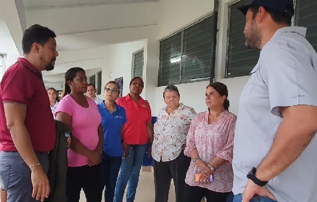 La titular de Educación Maruja Gorday de Villalobos, realizó el recorrido con administrativos de los planteles y padres de familia. Foto. Diomedes Sánchez